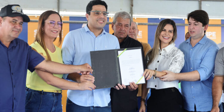 Governador em exercício inaugura obras estruturantes e entrega sementes a agricultores em Malhada dos Bois