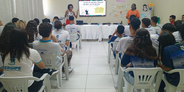 Roda de conversa reúne alunos de quatro escolas da rede estadual para discutir o racismo no cotidiano escolar