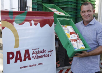 Programa de distribuição de leite atende 3 mil famílias em situação de insegurança alimentar