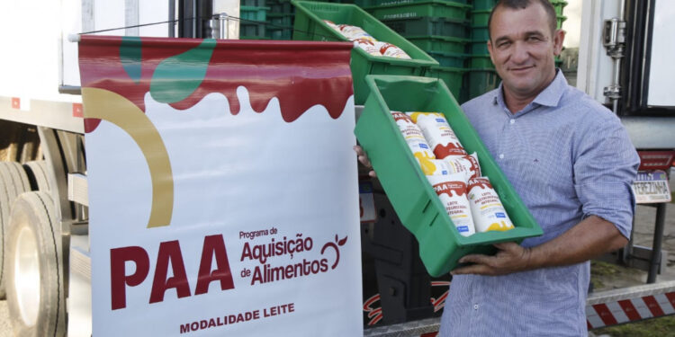 Programa de distribuição de leite atende 3 mil famílias em situação de insegurança alimentar