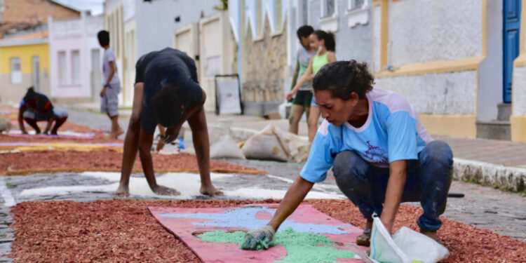 Confecção dos tapetes de Corpus Christi acontece nesta quinta em São Cristóvão