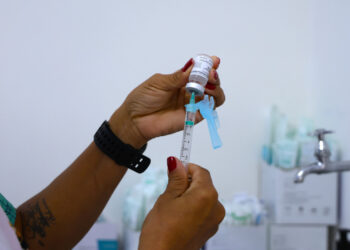 Vacinação contra a dengue está disponível nas UBS’s a partir desta terça-feira (07) para público de 10 a 14 anos