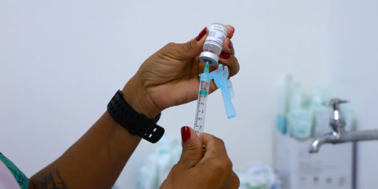 Vacinação contra a dengue está disponível nas UBS’s a partir desta terça-feira (07) para público de 10 a 14 anos
