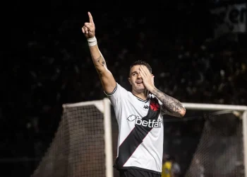 Com seis gols e drama dos pênaltis, Vasco elimina Fortaleza na Copa do Brasil