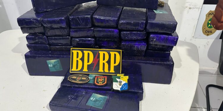 PM prende em Socorro mulher que transportava maconha vinda da Bahia