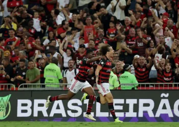 Flamengo arranca vitória sobre o Bahia para liderar o Brasileiro