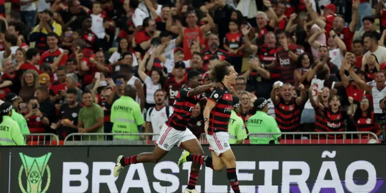Flamengo arranca vitória sobre o Bahia para liderar o Brasileiro