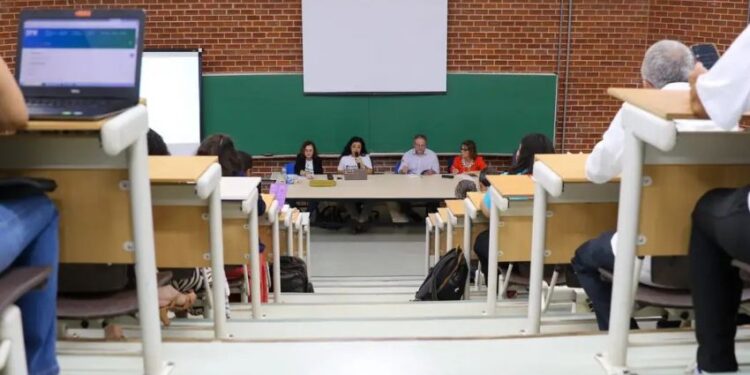 Professores de universidades e instituições federais encerram greve