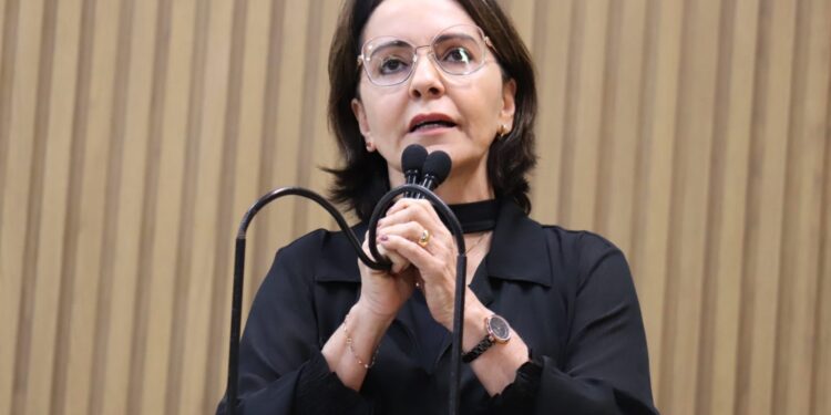 Emília Corrêa faz alerta sobre crescimento de violência contra os idosos