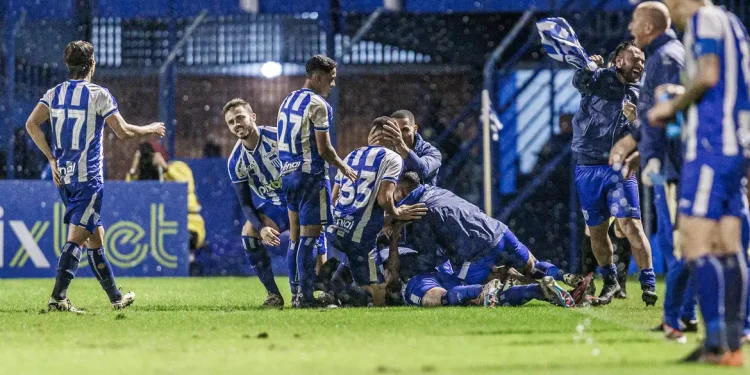 Avaí mostra força para derrotar Guarani e virar líder da Série B