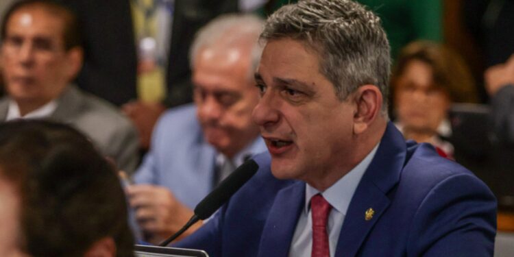 Senador Rogério Carvalho se posiciona contra PL que modifica placas veiculares