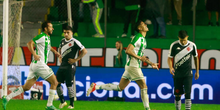 Vasco perde para o Juventude no Brasileirão e afunda ainda mais em crise