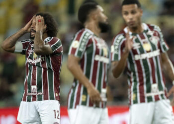 Fluminense sofre derrota para Vitória no fim do jogo e continua na lanterna do Brasileirão