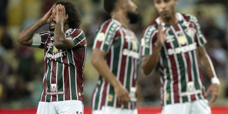 Fluminense sofre derrota para Vitória no fim do jogo e continua na lanterna do Brasileirão