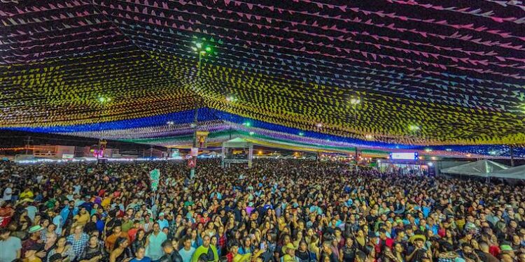 Público lota Forródromo na abertura dos festejos juninos de Estância