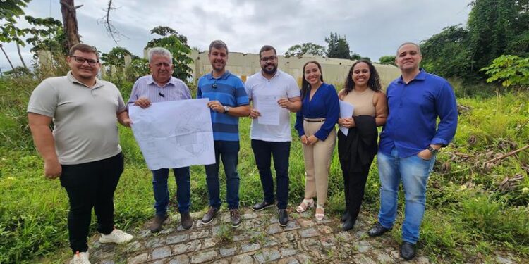 Prefeitura de Estância entrega licenças para que o grupo Atakarejo possa se instalar na cidade
