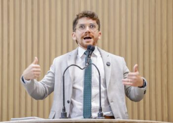 Emprego: “A juventude aracajuana caminha sem perspectiva”, afirma Breno Garibalde