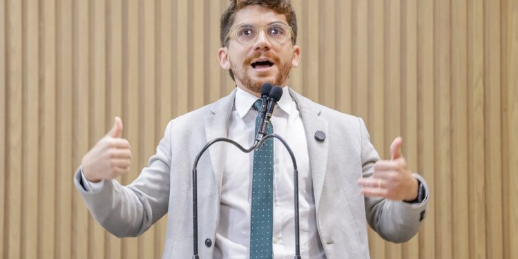 Emprego: “A juventude aracajuana caminha sem perspectiva”, afirma Breno Garibalde