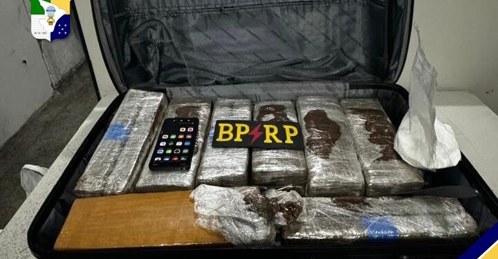 Polícia Militar apreende 17 tabletes de maconha dentro de ônibus de empresa de turismo