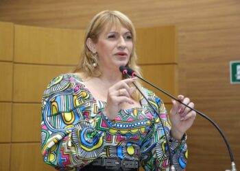 Linda Brasil divulga nome de municípios que não atualizaram o Piso do Magistério