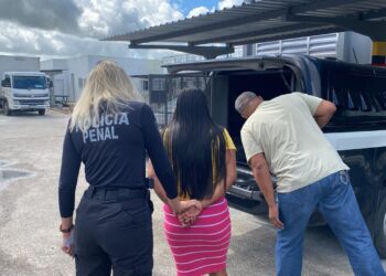 Mulher foragida da justiça é presa ao tentar visitar companheiro na Cadeia Pública de Areia Branca