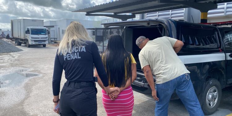 Mulher foragida da justiça é presa ao tentar visitar companheiro na Cadeia Pública de Areia Branca