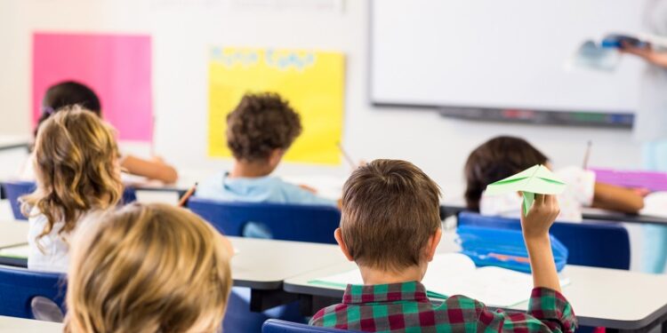 SE reduz distorção idade-série, mas 22% dos estudantes do ensino fundamental público estão com atraso escolar, alerta Unicef