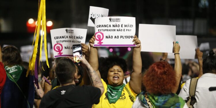 Manifestantes vão às ruas contra PL que equipara aborto a homicídio