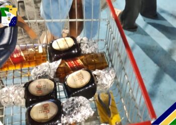 Polícia Militar prende duas mulheres por furto de uísques importados