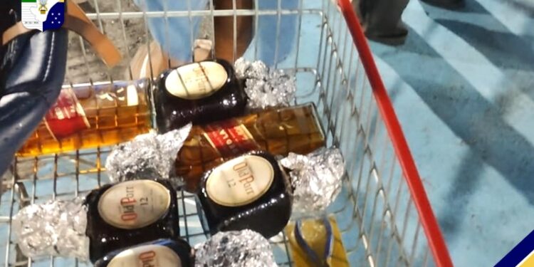 Polícia Militar prende duas mulheres por furto de uísques importados