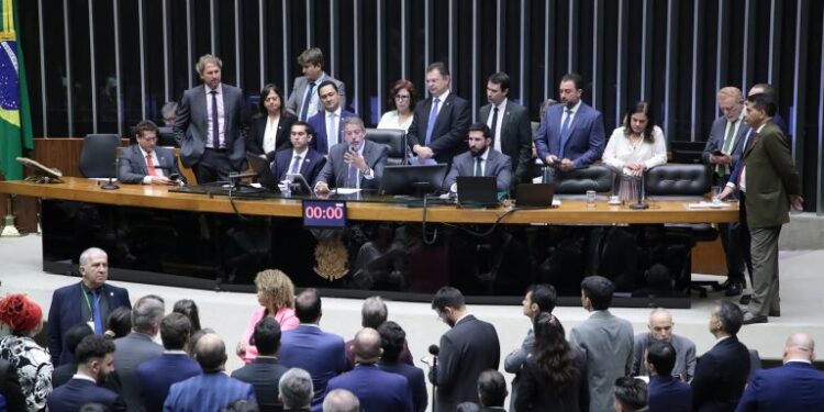 Câmara aprova urgência a projeto para punir deputados por quebra de decoro