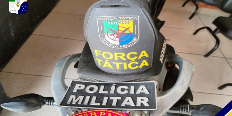 PM recupera veículo com restrição de roubo em Propriá