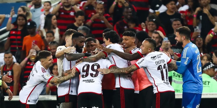 Flamengo humilha o Vasco, goleia de seis e faz história no Maracanã