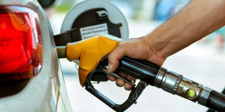 Preço da gasolina acumula alta de 5% em 2024