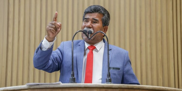 Bigode agradece pelas cestas básicas enviadas para ajudar o povo do Santa Maria