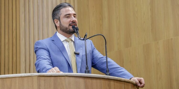 Ricardo Vasconcelos critica divulgação de notícias falsas