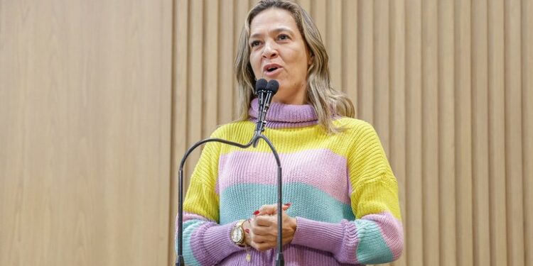 Sheyla conscientiza sobre importância dos exames preventivos ao câncer