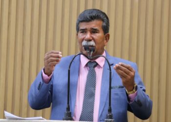 Moradores do Santa Maria fizeram manifestação na avenida Alexandre Alcino; “povo não aguenta o descaso”, comentou Bigode