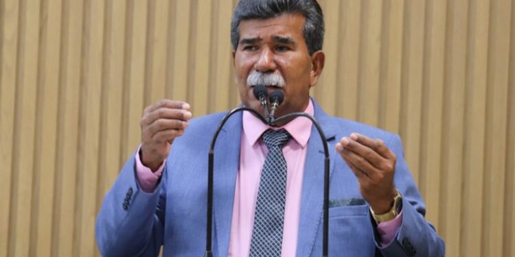 Moradores do Santa Maria fizeram manifestação na avenida Alexandre Alcino; “povo não aguenta o descaso”, comentou Bigode