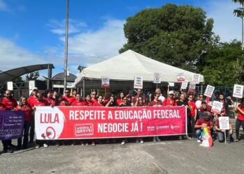 Professores e técnicos da UFS e do IFS realizam manifestações em Sergipe