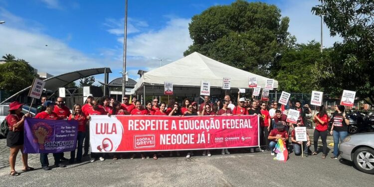 Professores e técnicos da UFS e do IFS realizam manifestações em Sergipe