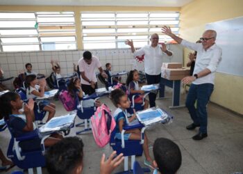 Prefeito Edvaldo entrega mais 2 mil notebooks do Escola Tech