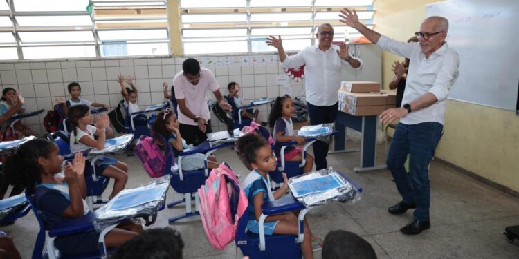 Prefeito Edvaldo entrega mais 2 mil notebooks do Escola Tech