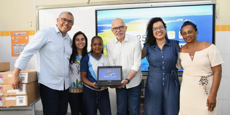 Prefeito Edvaldo entrega mais 954 notebooks pelo Escola Tech: “verdadeira democratização da tecnologia”
