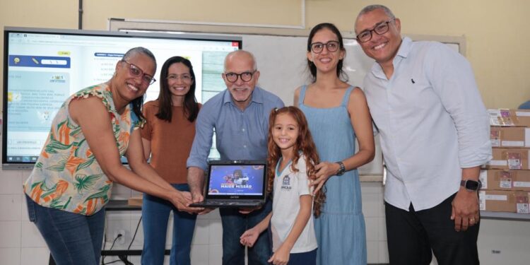 Prefeito Edvaldo entrega mais 1.200 notebooks do programa Escola Tech em duas Emefs