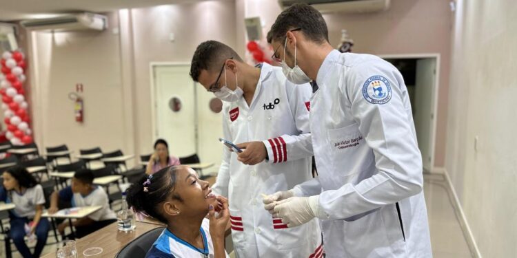 Alunos da rede municipal participam de triagem odontológica promovida pela Turma do Bem e Colgate