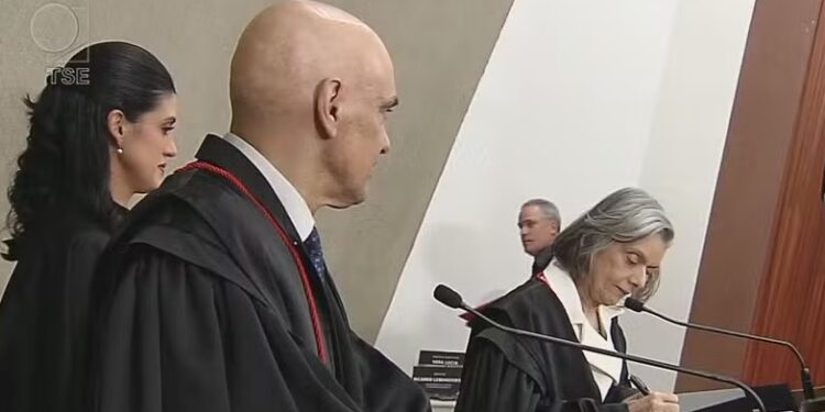 ‘Contra o vírus da mentira, há o remédio da informação séria’, diz Cármen Lúcia ao tomar posse no TSE