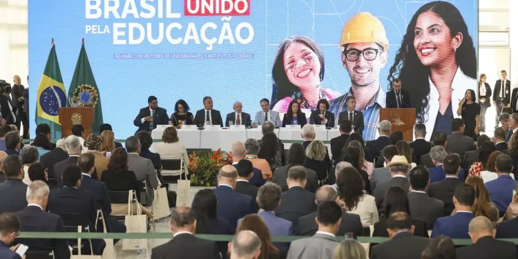 Governo anuncia R$ 5,5 bi para obras e novos campi universitários