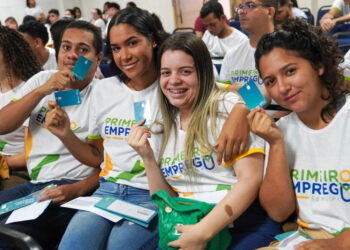 Mais 100 alunos do Programa Primeiro Emprego recebem cartões em parceria com o Banesecard