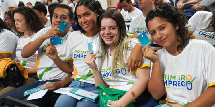Mais 100 alunos do Programa Primeiro Emprego recebem cartões em parceria com o Banesecard